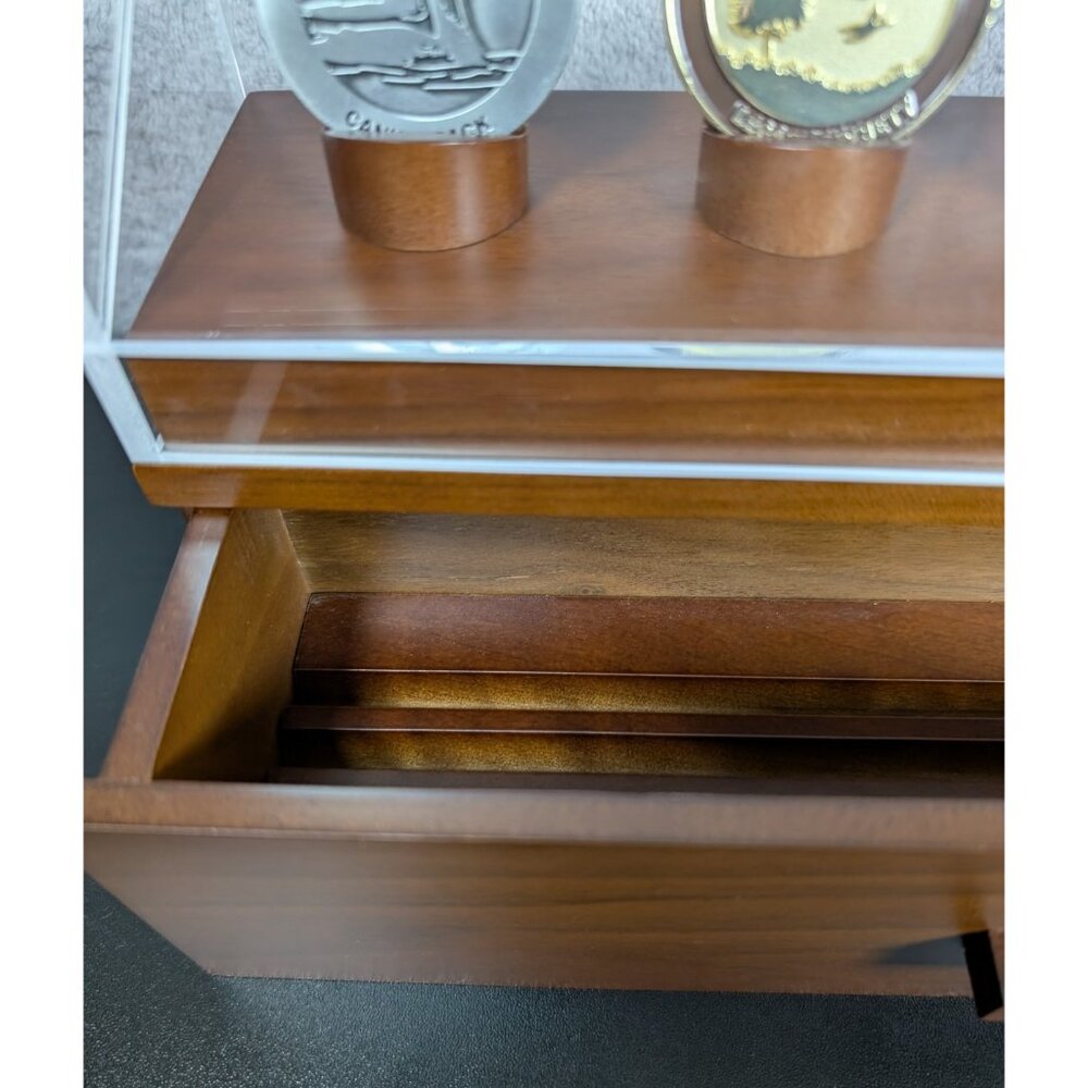 Delta Waterfrowl Collector Coin & Wooden Display Case Set - 4 Coins Drawer - Picture 4 of 6